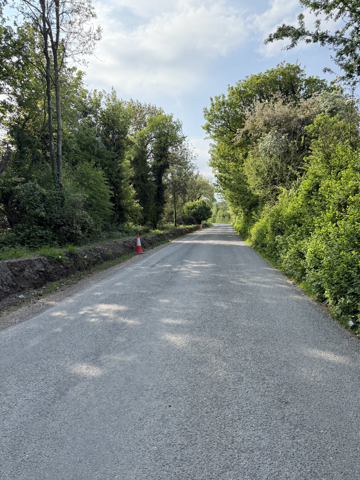 The road approach with exposed earth beside the carriageway